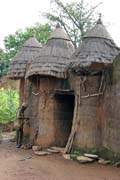Tradi�n� n�kolikapatrov� hlin�n� d�m etnika Somba naz�van� tata somba. Domy vypadaj� jak mal� opevn�n� hrady. Oblast Boukoumb�. Benin.