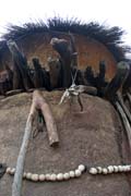 Animistick� feti�e chr�n� obyvatele domu proti zl�m duch�m, etnikum Somba. Oblast Boukoumb�. Benin.