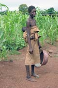�ena z etnika Somba (n�kdy t� naz�van� lid� Betamarib�). Oblast Boukoumb�. Benin.