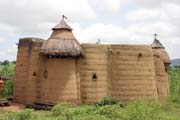 Tradi�n� n�kolikapatrov� hlin�n� d�m etnika Somba naz�van� tata somba. Domy vypadaj� jak mal� opevn�n� hrady. Oblast Boukoumb�. Benin.