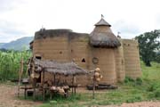 Tradi�n� n�kolikapatrov� hlin�n� d�m etnika Somba naz�van� tata somba. Domy vypadaj� jak mal� opevn�n� hrady. Oblast Boukoumb�. Benin.
