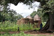 Tradi�n� n�kolikapatrov� hlin�n� d�m etnika Somba naz�van� tata somba. Domy vypadaj� jak mal� opevn�n� hrady. Oblast Boukoumb�. Benin.