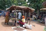 Lok�ln� trh ve vesnici Boukoumb�. Benin.