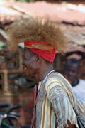Mu� z etnika Somba (n�kdy t� naz�van� lid� Betamarib�). Podle oble�en� se jedn� pravd�podobn� o �amana. Oblast Boukoumb�. Benin.