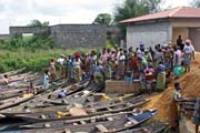 P��stavi�t� a trh ve m�st� Abomey-Calavi na b�ehu jezera Nokou�. Benin.