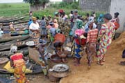 P��stavi�t� a trh ve m�st� Abomey-Calavi na b�ehu jezera Nokou�. Benin.