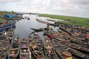 P��stavi�t� ve m�st� Abomey-Calavi na b�ehu jezera Nokou�. Benin.