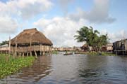 Ganvi� - m�ste�ko na jeze�e Nokou�. Jedin� cesta sem vede lod� po vod�. Benin.