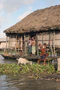 �ivot v� m�st� Ganvi�, kter� je cel� na vod�. Benin.