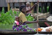 Rann� plovouc� trh ve m�st� Ganvi�. Benin.