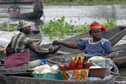 Rann� plovouc� trh ve m�st� Ganvi�. Benin.