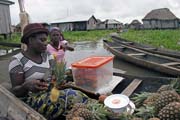 Rann� plovouc� trh ve m�st� Ganvi�. Benin.