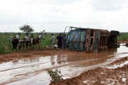 Nehody n�kladn�ch automobil� jsou relativn� �ast�. Kr�tk� neasfaltovan� �sek na jinak dobr� cest� mezi Niamey a Agadez byl zablokov�n p�evr�zen�m n�kla��kem. Niger.