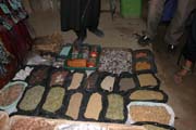 Prodej ko�en� na trhu. M�sto Agadez. Niger.