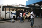 Jedno z hlavn�ch autobusov�ch n�dra��, Douala. Kamerun.