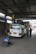 Jedno z hlavn�ch autobusov�ch n�dra��, Douala. Kamerun.