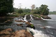 Vodop�dy Lobe jsou jedno z m�la m�st na sv�t� kde vodop�dy padaj� p��mo do mo�e. Kamerun.