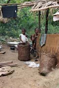 Pygmejsk� vesnice na �ece Lobe. Pygmejci, domorod� obyvatel� les�, znaj� velmi dob�e v�echny rostliny a zv��ata. �iv� se lovem antilop, prasat a opic, rybolovem, sb�rem medu, sladk�ch brambor a bobul�. Les je pro n� posv�tn� a poskytuje jim v�e k �ivotu. Kamerun.