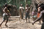 Tradi�n� tance v Pygmejsk� vesnici na �ece Lobe. Kamerun.