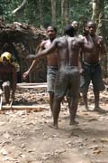 Tradi�n� tance v Pygmejsk� vesnici na �ece Lobe. Kamerun.
