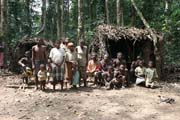 Pygmejsk� vesnice na �ece Lobe. Pygmejci, domorod� obyvatel� les�, znaj� velmi dob�e v�echny rostliny a zv��ata. �iv� se lovem antilop, prasat a opic, rybolovem, sb�rem medu, sladk�ch brambor a bobul�. Les je pro n� posv�tn� a poskytuje jim v�e k �ivotu. Kamerun.