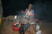 St�nky s grilovan�mi rybami jsou nej�ast�j��m pouli�n�m j�dlem. Limbe. Kamerun.