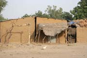 Tradi�n� hlin�n� d�m. Oblast jezera �ad. Kamerun.
