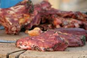 Prodej �erstv�ho masa na trhu. Oblast jezera �ad. Kamerun.