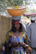 �ena na trhu - pravd�podobn� etnikum Bororo. Oblast jezera �ad. Kamerun.