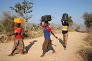 Cesta pro vodu. Horsk� vesnice Djingliya v hor�ch Mandara. Kamerun.