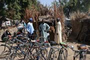 Vesnick� trh v Kujape - sekce kol je docela rozlehl�. Oblast hor Mandara. Kamerun.