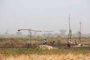 Studny na zavla�ov�n� pol�. Okol� m�sta Maroua. Kamerun.