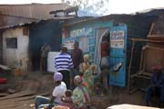 Pouli�n� st�nek ve m�ste N'Gaound�r�. Kamerun.