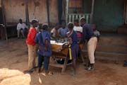 D�tsk� pouli�n� �ivot ve m�st� N'Gaound�r�. Kamerun.