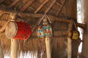 Bubny v kr�lovsk�m pal�ci ve m�st� N'Gaound�r� (Lamidat de N'Gaound�r�). Kamerun.
