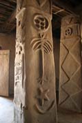 Dekorace uvnit� kr�lovsk�ho pal�ce ve m�st� N'Gaound�r� (Lamidat de N'Gaound�r�). Kamerun.