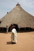 Uvnit� kr�lovsk�ho pal�ce ve m�st� N'Gaound�r� (Lamidat de N'Gaound�r�). Kamerun.
