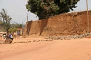 Pal�cov� hradby. Kr�lovsk� pal�ce ve m�st� N'Gaound�r� (Lamidat de N'Gaound�r�). Kamerun.