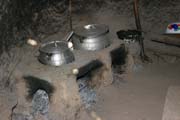 Pohled do kuchyn� v kr�lovsk�m pal�ci ve vesnici Oudjilla. Ka�d� z 50 man�elek m� takovouto kuchyni. Kamerun.
