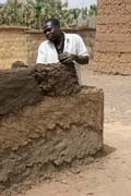 V�stavba �i oprava hlin�n�ho domu. Vesnice Rey Bouba. Kamerun.