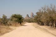 Cesta do vesnice Rhumsiki (Roumsiki) v poho�� Mandara. Kamerun.