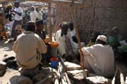Na trhu ve vesnici Rhumsiki (Roumsiki) v poho�� Mandara. Obl�benou sou��st� t�chto trh� je pop�jen� m�stn�ch alkoholick�ch n�poj�. Kamerun.