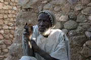 M�stn� �aman, kter� v�t� budoucnost pomoc� posv�tn�ch krab�. Vesnice Rhumsiki (Roumsiki) v poho�� Mandara. Kamerun.
