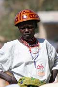 �ena ve vesnici Tourou v poho�� Mandara. M�stn�m zvykem t�to vesnice jsou �epice z d�ev�n�ch kalaba�� (druh tykve), kter� �eny nos� na hlav�ch. Kamerun.