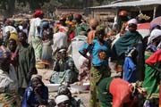 Trh ve vesnici Tourou v poho�� Mandara. Kamerun.