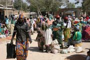 Trh ve vesnici Tourou v poho�� Mandara. Kamerun.