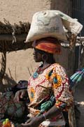 Na hlav� se nos� v�e. Trh ve vesnici Tourou v poho�� Mandara. Kamerun.
