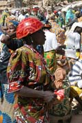 Trh ve vesnici Tourou v poho�� Mandara. Kamerun.