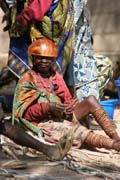�ena ve vesnici Tourou v poho�� Mandara. M�stn�m zvykem t�to vesnice jsou �epice z d�ev�n�ch kalaba�� (druh tykve), kter� �eny nos� na hlav�ch. Kamerun.