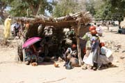 Trh ve vesnici Tourou v poho�� Mandara. Kamerun.